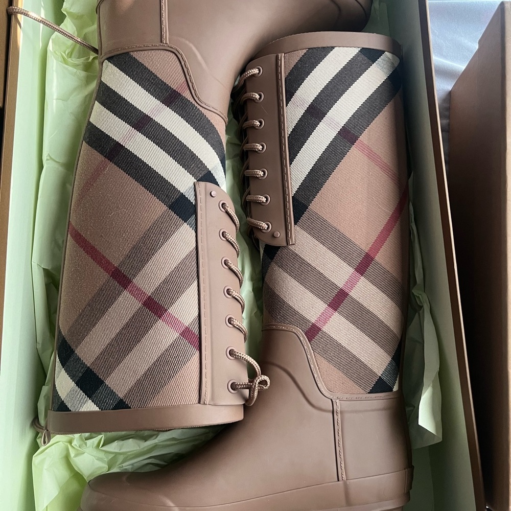 burberry rain boots - Picture 3 of 4